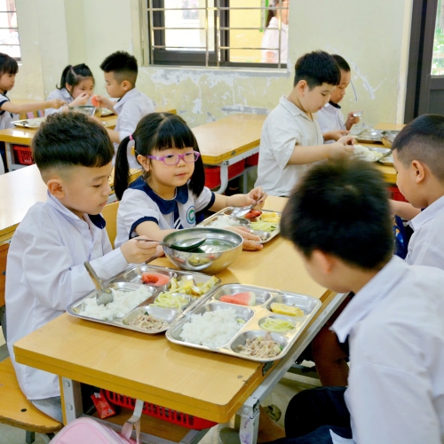 Những bữa ăn học đường được chuẩn bị mỗi ngày
