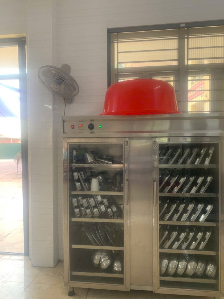 Khu vực nấu nướng công nghiệp với thiết bị inox 304