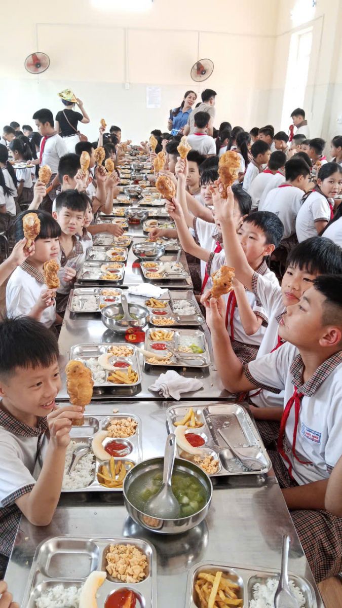Trang bị ca uống nước và khăn tiệt trùng cho học sinh