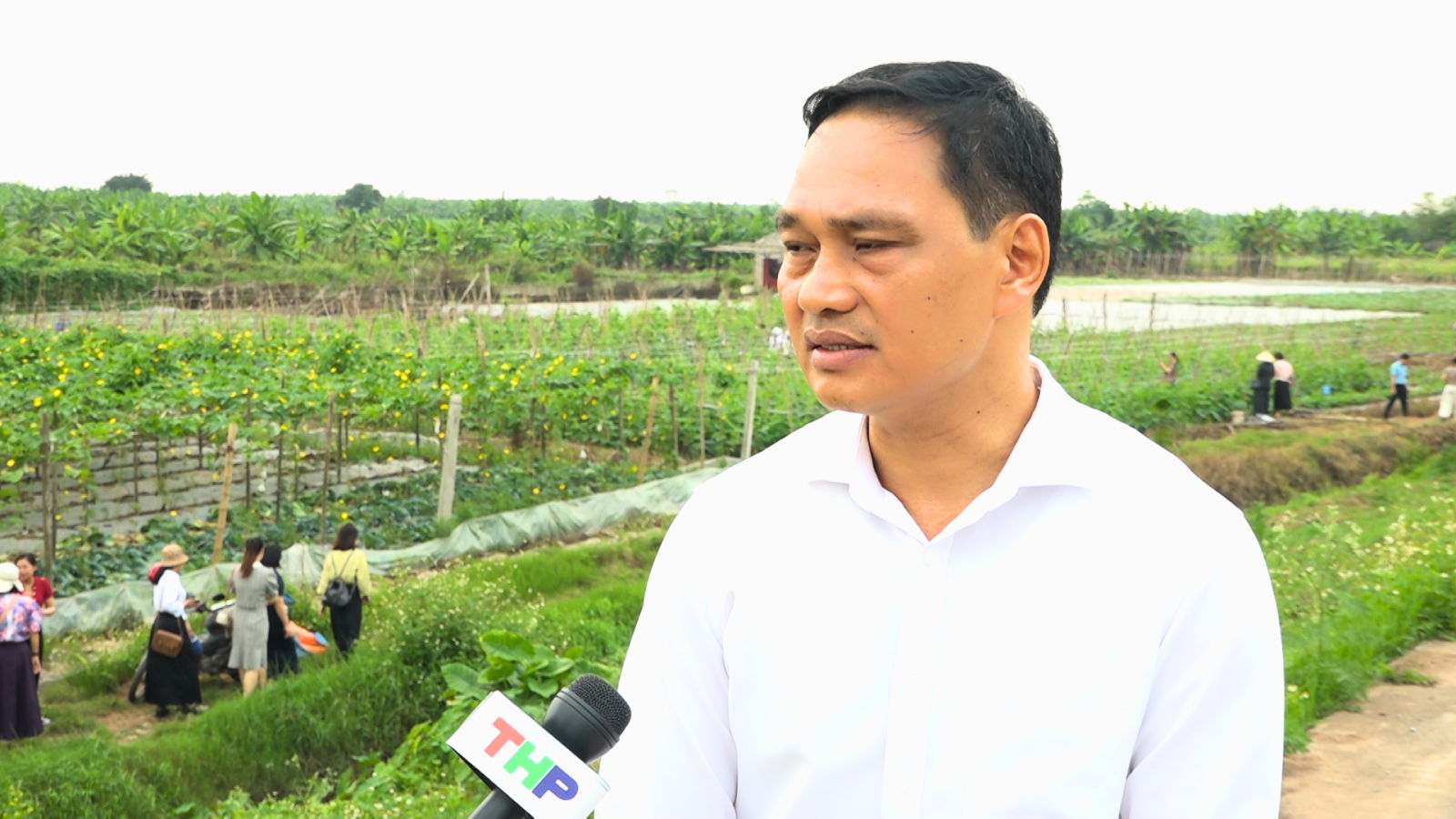 Ông Phạm Văn Long kiểm tra quy trình