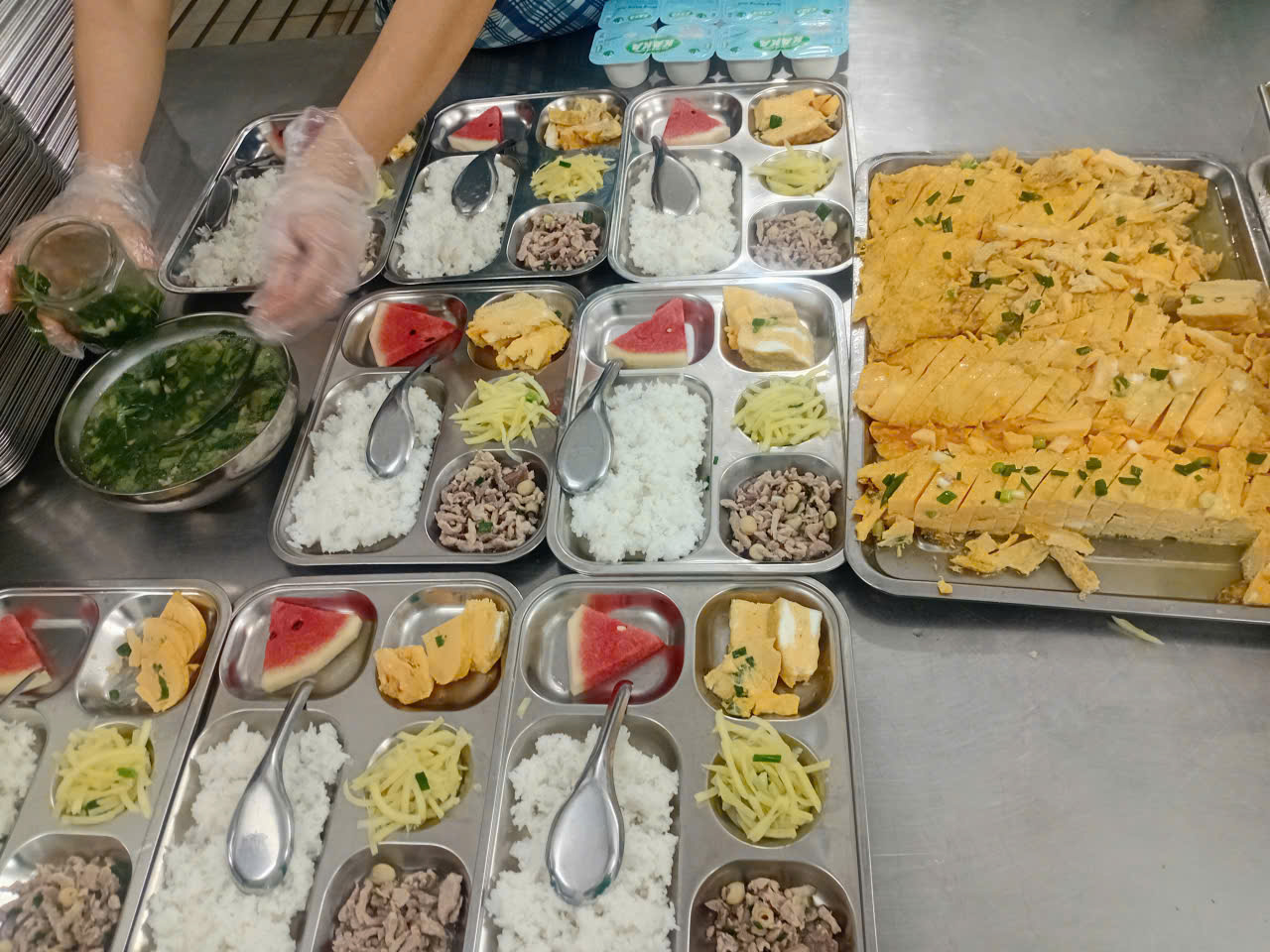 Khay cơm bán trú sạch sẽ ngăn nắp