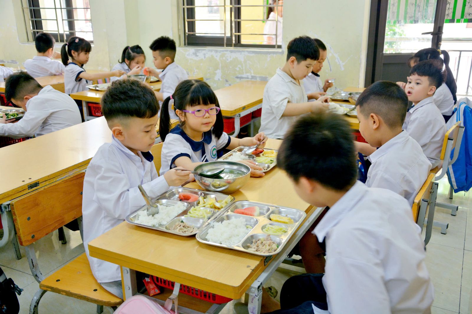 Niềm vui của bé khi dùng bữa ăn học đường