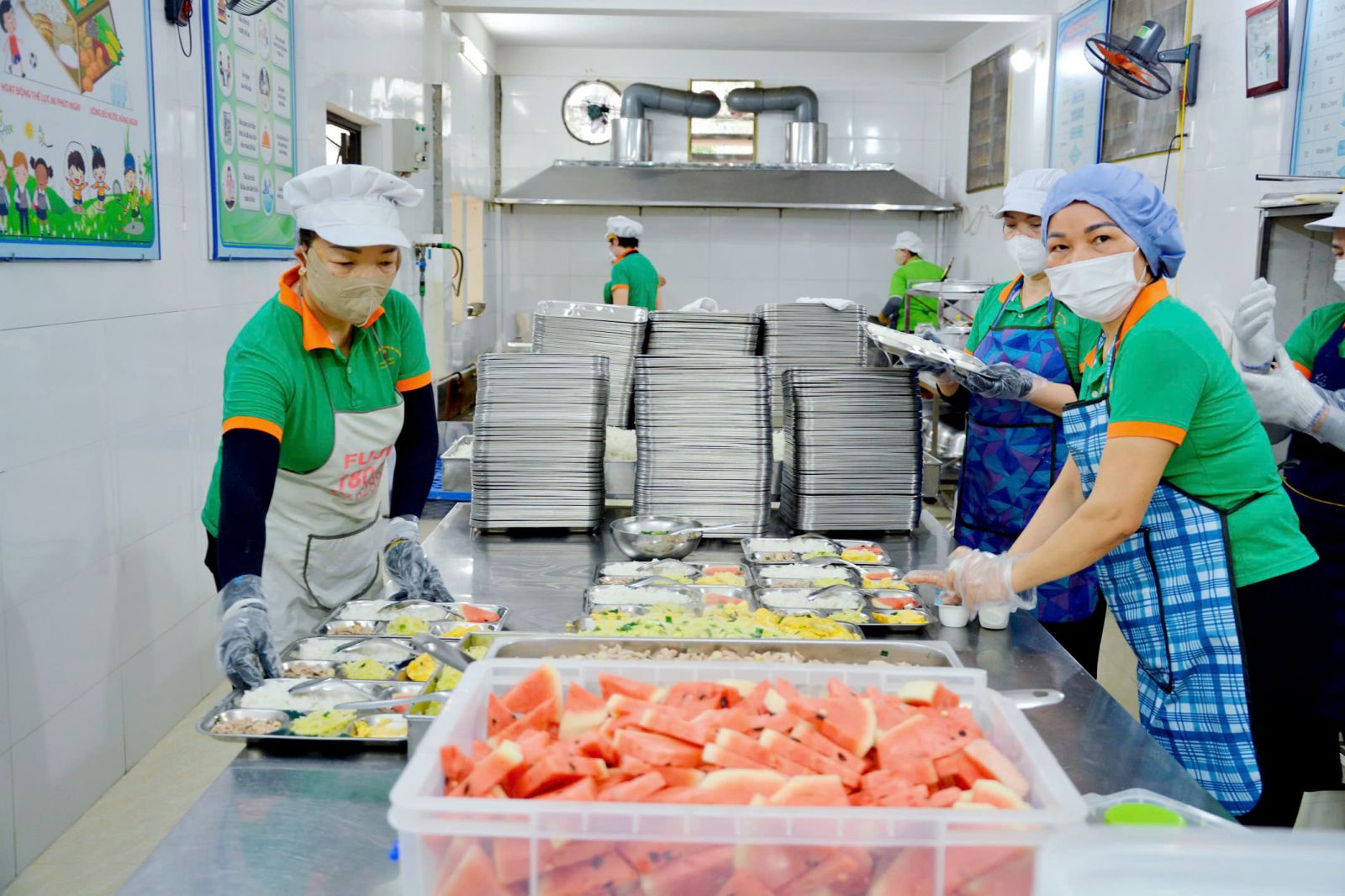 Đội ngũ nhân sự chế biến thực phẩm sạch New Green
