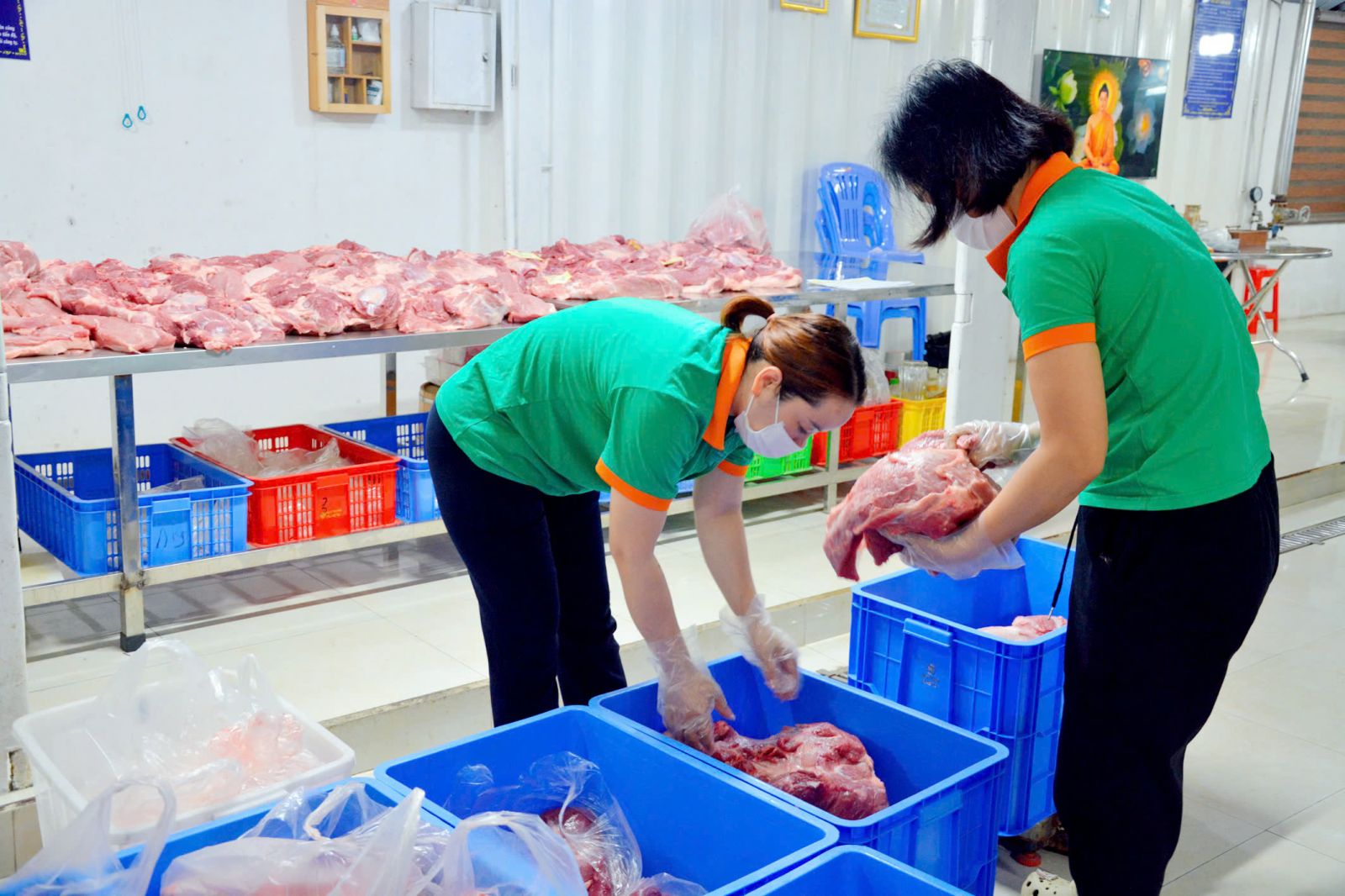 Đội ngũ nhân viên New Green chia khay suất ăn công nghiệp