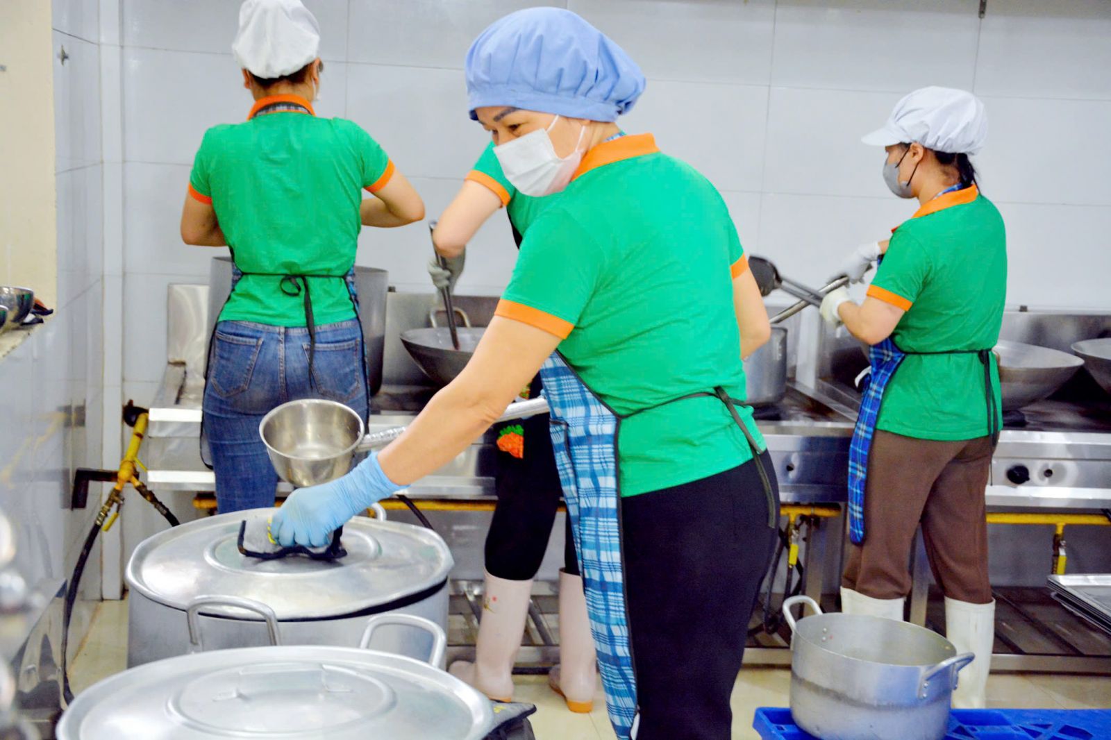 Nhân viên New Green sơ chế thực phẩm theo quy trình bếp ăn một chiều
